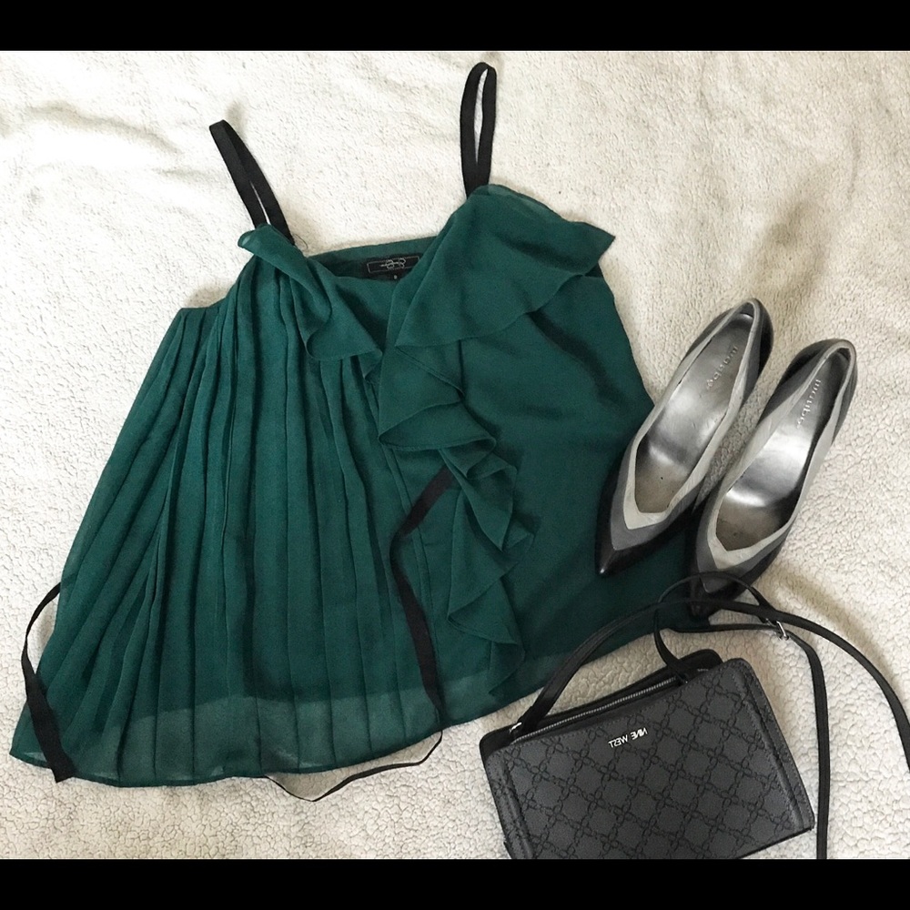 Jessica Simpson ruffle tank top. Size: Small